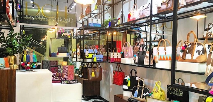 Tienda exterior de Divina Castidad en el centro comercial de Bogotá La colombiana Divina Castidad prepara la maleta para llegar a México